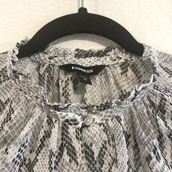 Express Women’s Tunic Medium Grey Snake Animal Print Semi Sheer Mesh Classic - Picture 5 of 13
